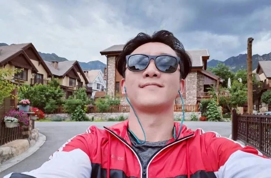 郑恺|火锅店涉抄袭、做潮牌被骗、投资直播翻车…“小猎豹”郑恺一路跑偏？