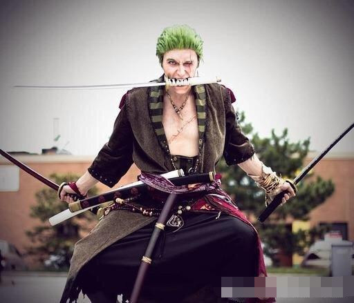 各国帅哥cos"索隆",却输给了一个小姐姐,三刀流绝技她都会!