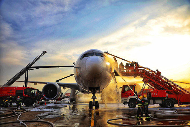 浦东机场一架国际货运飞机着火,消防,武警协同合作成功扑灭火势