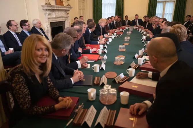 鲍里斯·约翰逊|英首相康复以来 首次召集内阁现场会议 现场无一人戴口罩