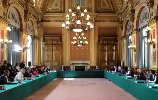 鲍里斯·约翰逊|英首相康复以来 首次召集内阁现场会议 现场无一人戴口罩