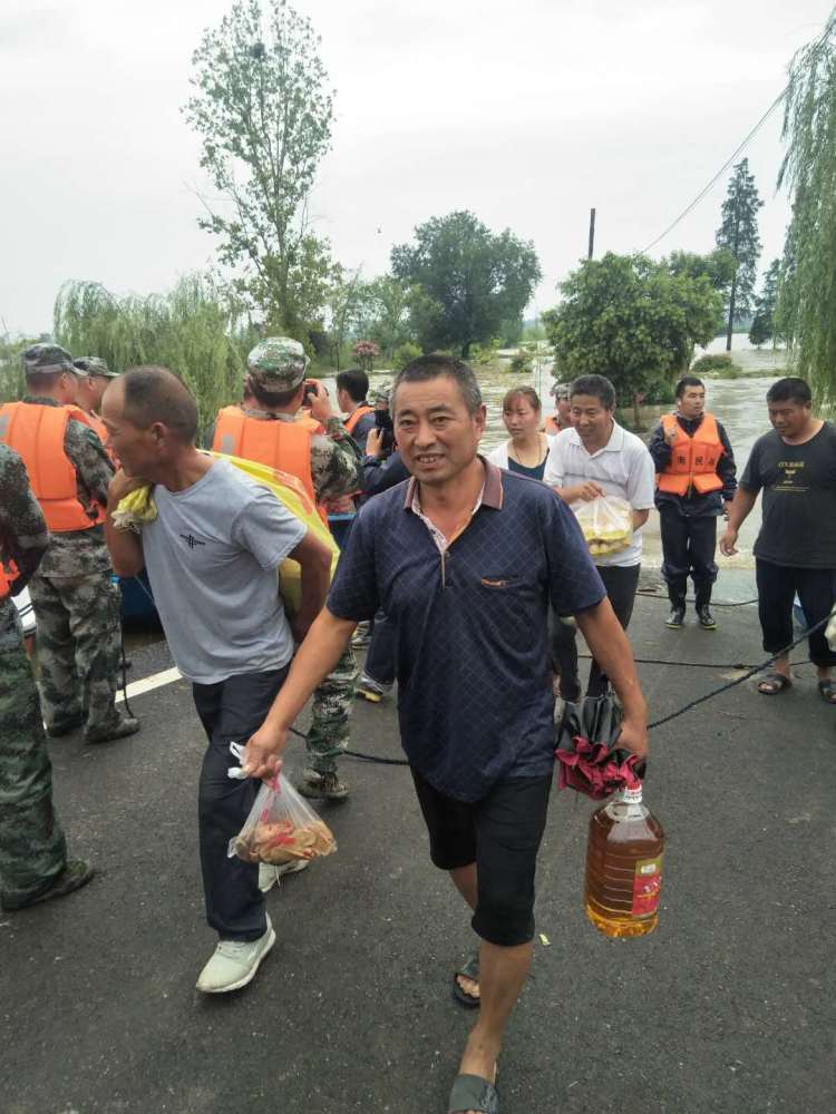 阜南县民兵奋战在王家坝抗洪一线