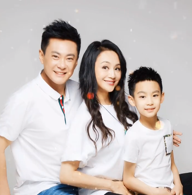 曹颖|曹颖自曝拍戏时头顶老式大吊扇突然坠地，差点被砸到，吓得直流泪