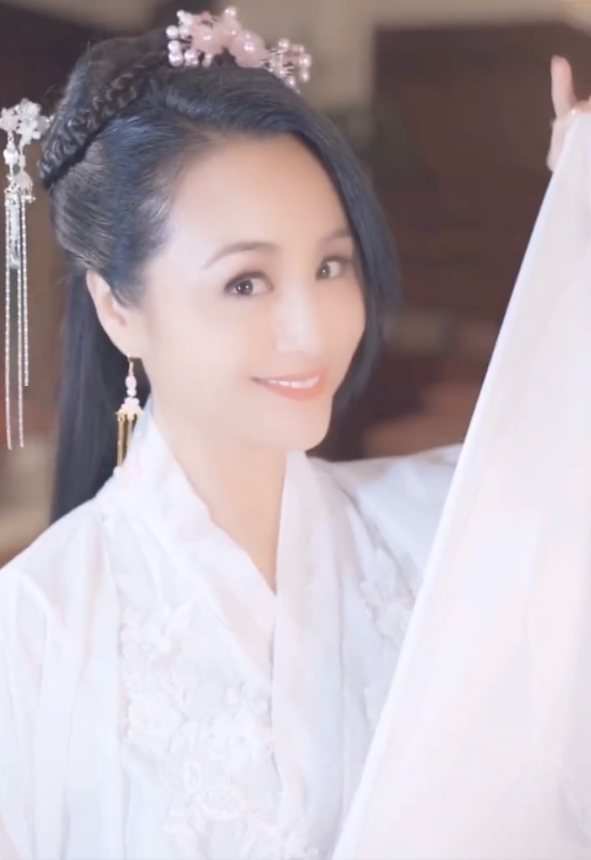 曹颖|曹颖自曝拍戏时头顶老式大吊扇突然坠地，差点被砸到，吓得直流泪