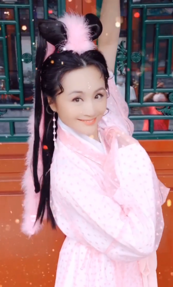 曹颖|曹颖自曝拍戏时头顶老式大吊扇突然坠地，差点被砸到，吓得直流泪