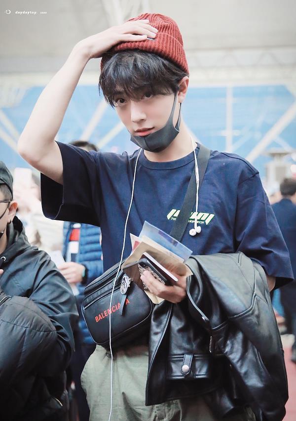 复出|肖战公益林广告现北京地铁大屏，粉丝助力复出，捐款已超过百万