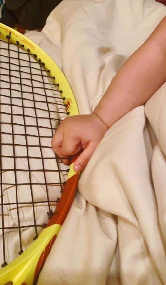 何猷君|赌王离世后，何猷君罕见分享儿子动态，父子俩一起玩球拍画面温馨