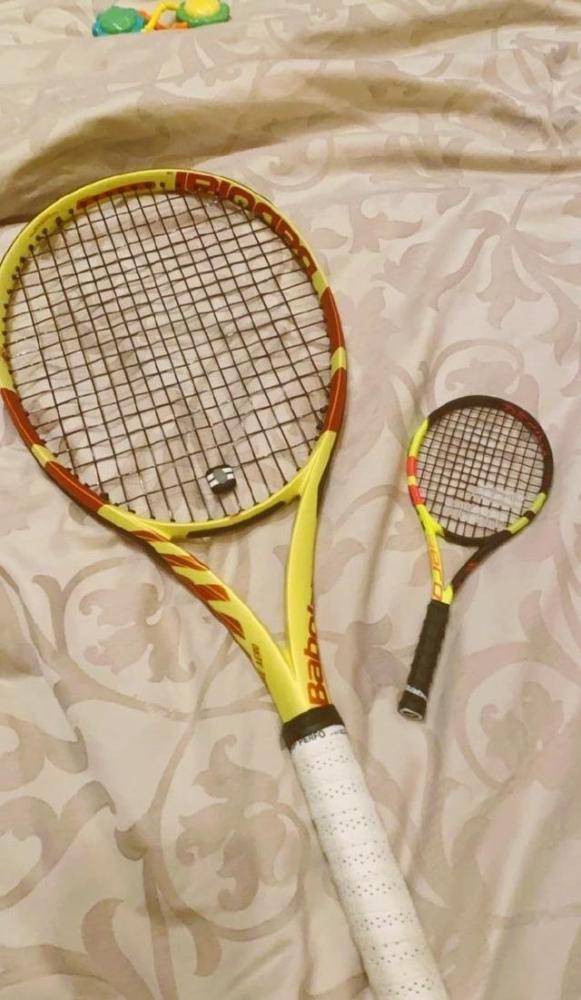 何猷君|赌王离世后，何猷君罕见分享儿子动态，父子俩一起玩球拍画面温馨