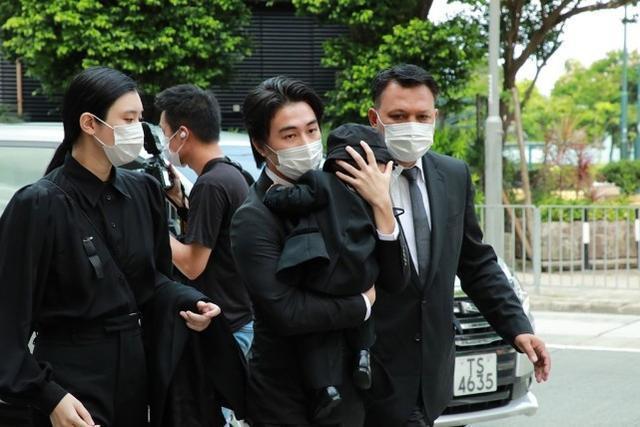 何猷君|赌王离世后，何猷君罕见分享儿子动态，父子俩一起玩球拍画面温馨