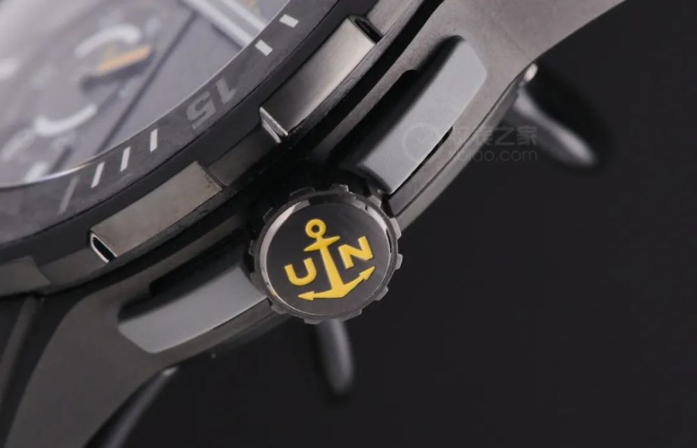 表冠上镌刻有品牌经典的logo标识,两侧设了橡胶材质的表冠护肩.