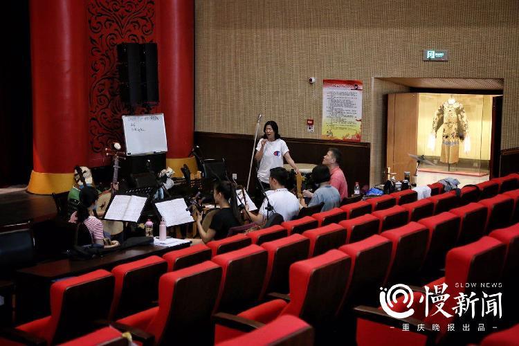 何漫清|漂亮老旦何漫清：丑小鸭变白天鹅 在观众掌声中热血沸腾