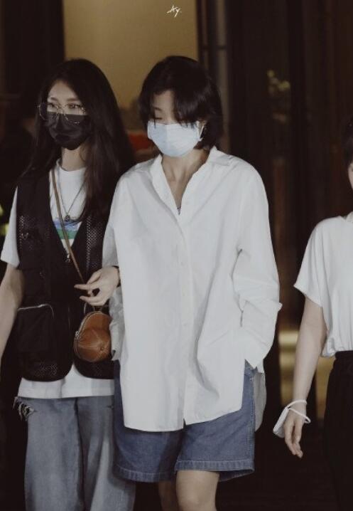 火箭少女101|火箭少女围成圈护送Yamy，全员穿团体标志披风团魂炸裂，评论却画风新奇