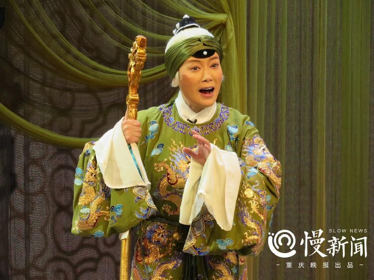 何漫清|漂亮老旦何漫清：丑小鸭变白天鹅 在观众掌声中热血沸腾