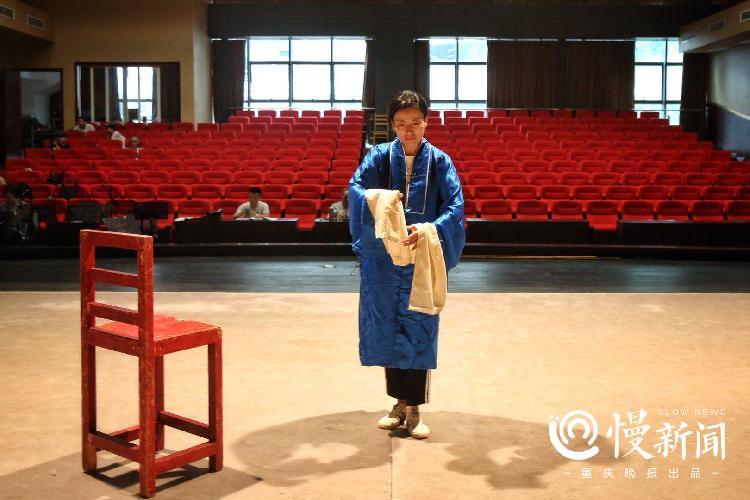 何漫清|漂亮老旦何漫清：丑小鸭变白天鹅 在观众掌声中热血沸腾