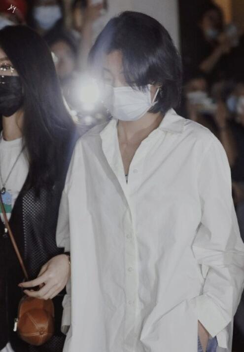 火箭少女101|火箭少女围成圈护送Yamy，全员穿团体标志披风团魂炸裂，评论却画风新奇