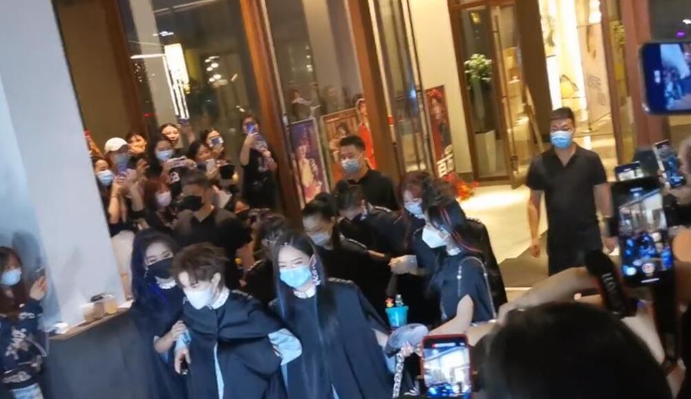 火箭少女101|火箭少女围成圈护送Yamy，全员穿团体标志披风团魂炸裂，评论却画风新奇