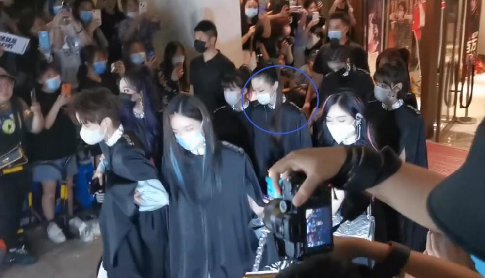 火箭少女101|火箭少女围成圈护送Yamy，全员穿团体标志披风团魂炸裂，评论却画风新奇