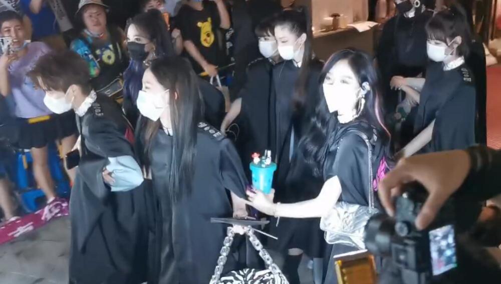 火箭少女101|火箭少女围成圈护送Yamy，全员穿团体标志披风团魂炸裂，评论却画风新奇