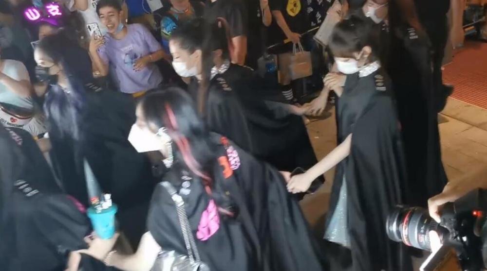 火箭少女101|火箭少女围成圈护送Yamy，全员穿团体标志披风团魂炸裂，评论却画风新奇