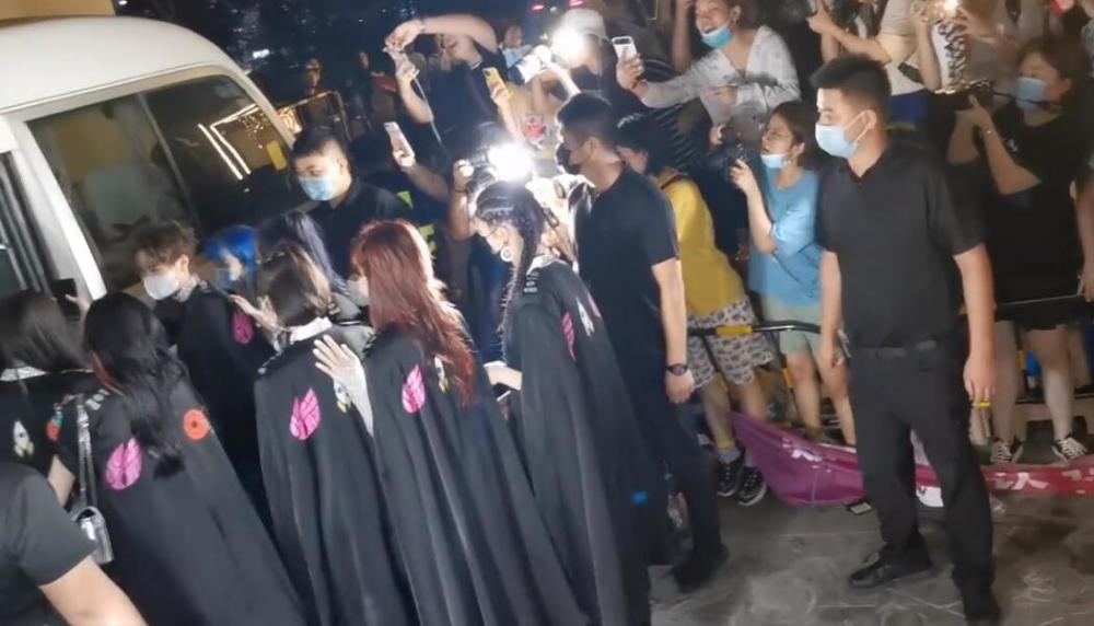 火箭少女101|火箭少女围成圈护送Yamy，全员穿团体标志披风团魂炸裂，评论却画风新奇