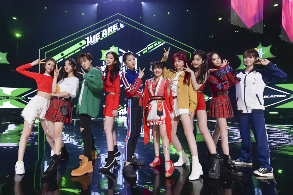 火箭少女101|火箭少女围成圈护送Yamy，全员穿团体标志披风团魂炸裂，评论却画风新奇