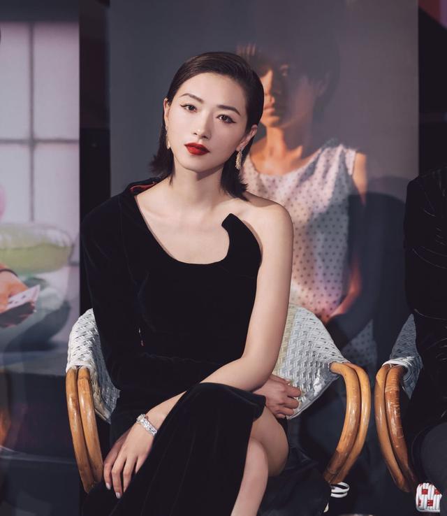 万茜|万茜被疑“变脸”？童年照流出眼鼻变化超明显，与明星脸差异大