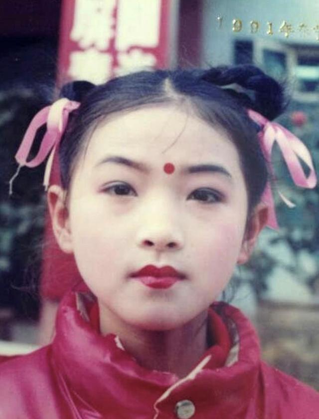 万茜|万茜被疑“变脸”？童年照流出眼鼻变化超明显，与明星脸差异大