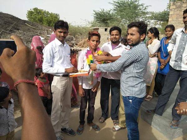 普拉卡什|印度农村娃“高考”全邦第二：遗憾没拿满分，将来想当公务员