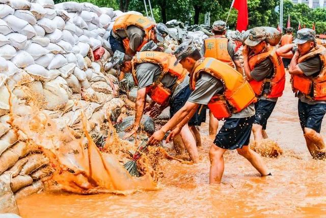 多垒一个沙袋也许就能挡住这汹涌的洪水让百姓多一份安全34 鏖战涌泉