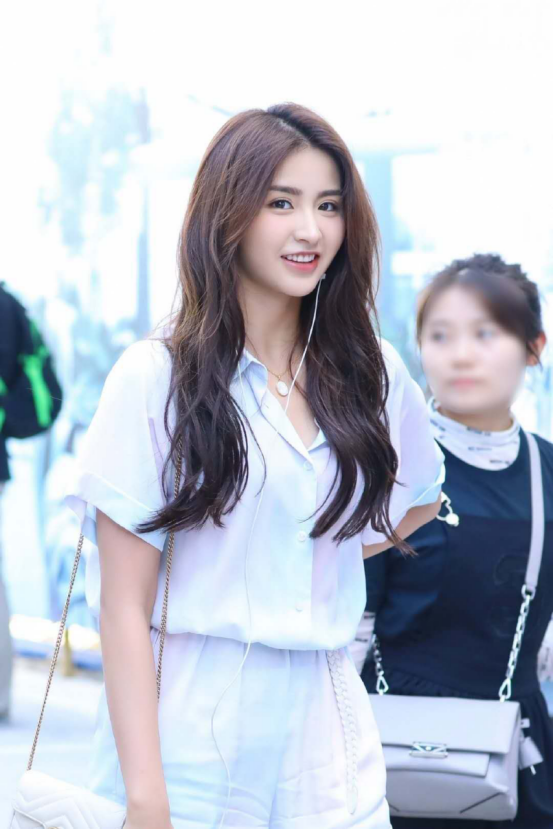 金子涵也太低调,卡通熊印花白t搭配超短裤,尽显清爽干净