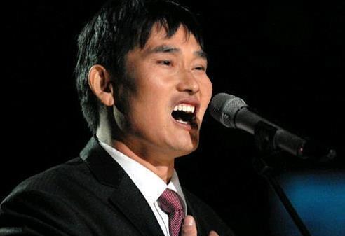 大衣哥|大衣哥在北京吃地摊被抓拍，看他究竟吃的啥？看完让人不敢相信