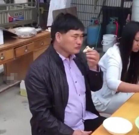 大衣哥|大衣哥在北京吃地摊被抓拍，看他究竟吃的啥？看完让人不敢相信