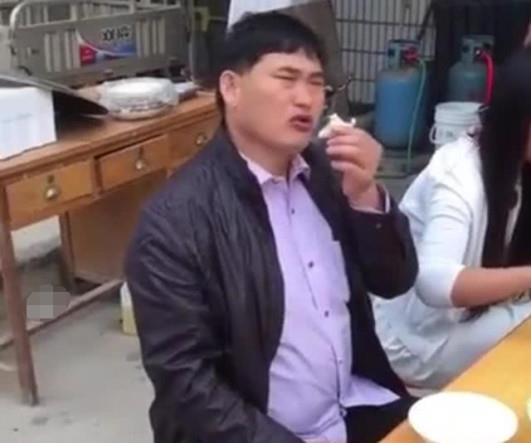 大衣哥|大衣哥在北京吃地摊被抓拍，看他究竟吃的啥？看完让人不敢相信