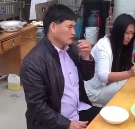 大衣哥|大衣哥在北京吃地摊被抓拍，看他究竟吃的啥？看完让人不敢相信