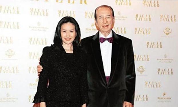 何超琼|已为人妇的何超琼，为何宁可违抗赌王，也要与英皇少爷打得火热？