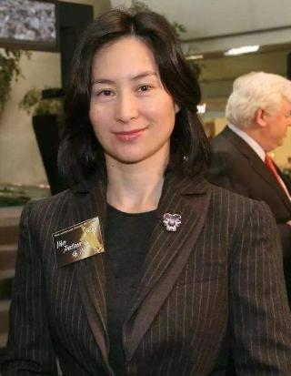 何超琼|已为人妇的何超琼，为何宁可违抗赌王，也要与英皇少爷打得火热？