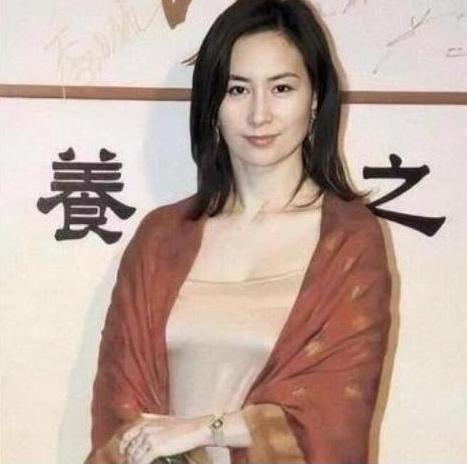 何超琼|已为人妇的何超琼，为何宁可违抗赌王，也要与英皇少爷打得火热？