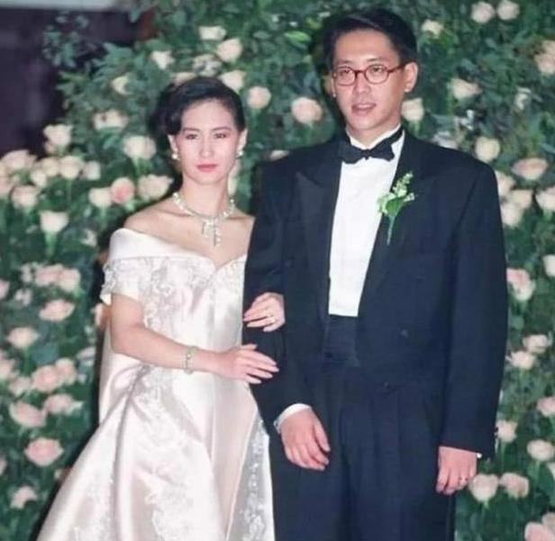 何超琼|已为人妇的何超琼，为何宁可违抗赌王，也要与英皇少爷打得火热？