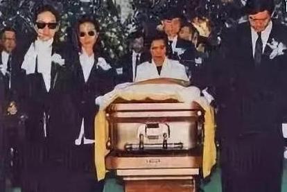 何超琼|已为人妇的何超琼，为何宁可违抗赌王，也要与英皇少爷打得火热？