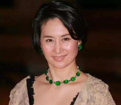 何超琼|已为人妇的何超琼，为何宁可违抗赌王，也要与英皇少爷打得火热？