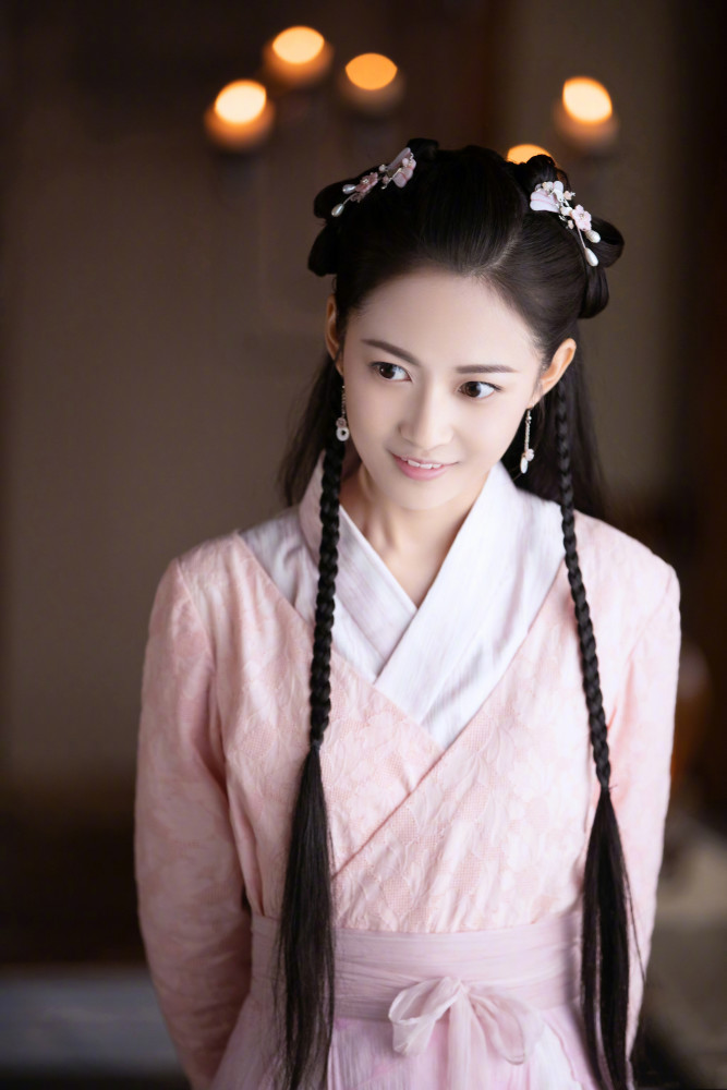 古装女神陈钰琪眼里带着星光一身蝴蝶结灯笼裙机灵可爱