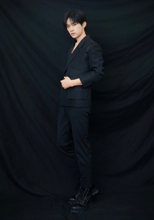 易烊千玺尝试霸总风穿搭一身禁欲系黑色西装气场强大令人惊艳