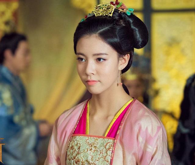 宋妍霏|避嫌？鹿晗宋妍霏先后曝光恋情，新剧还没火就着急解绑