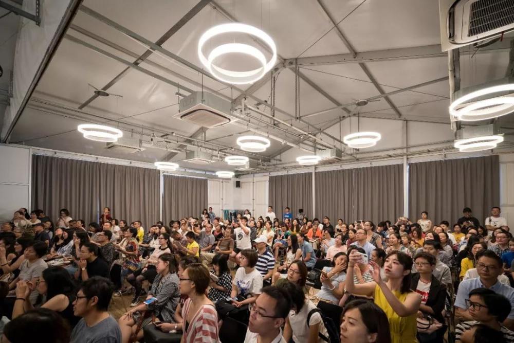 余秀华|她身残志坚靠写“黄”诗出名，网友称没眼看，专家称完全没有艺术高度