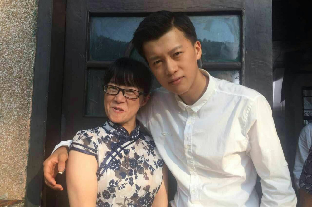 余秀华|她身残志坚靠写“黄”诗出名，网友称没眼看，专家称完全没有艺术高度