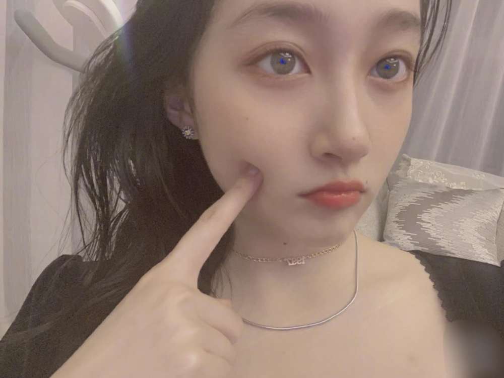 关晓彤|同样是“国民闺女”，蒋依依和关晓彤比差哪儿了？看两人新剧终于明白