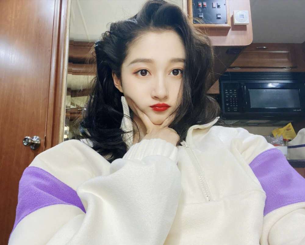 关晓彤|同样是“国民闺女”，蒋依依和关晓彤比差哪儿了？看两人新剧终于明白