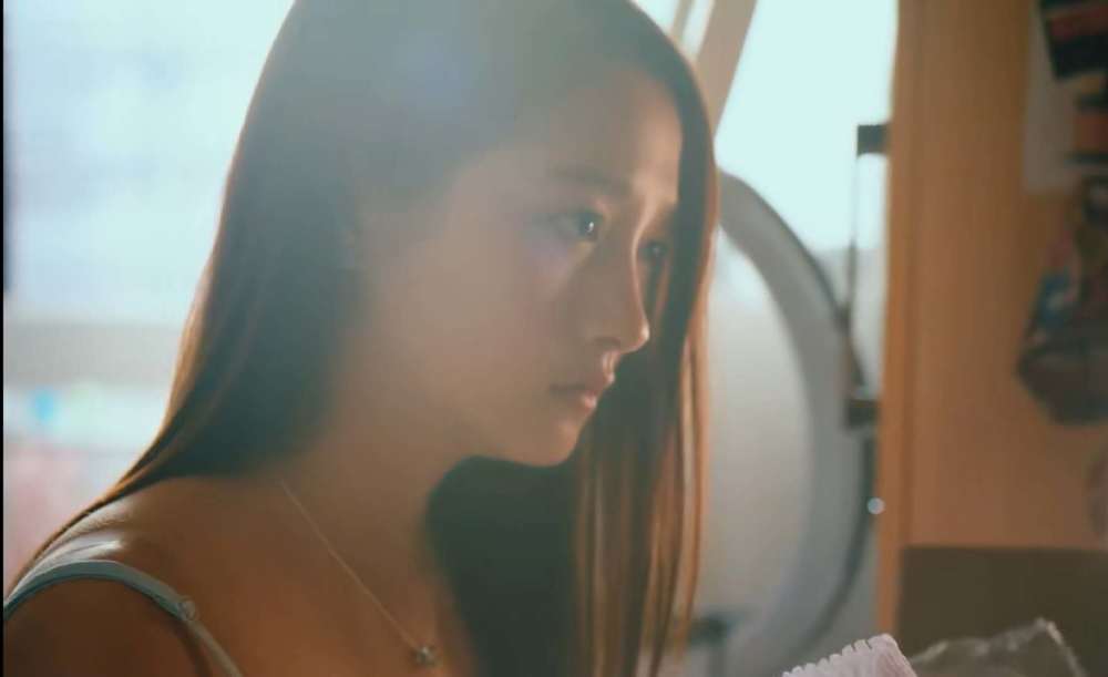 关晓彤|同样是“国民闺女”，蒋依依和关晓彤比差哪儿了？看两人新剧终于明白