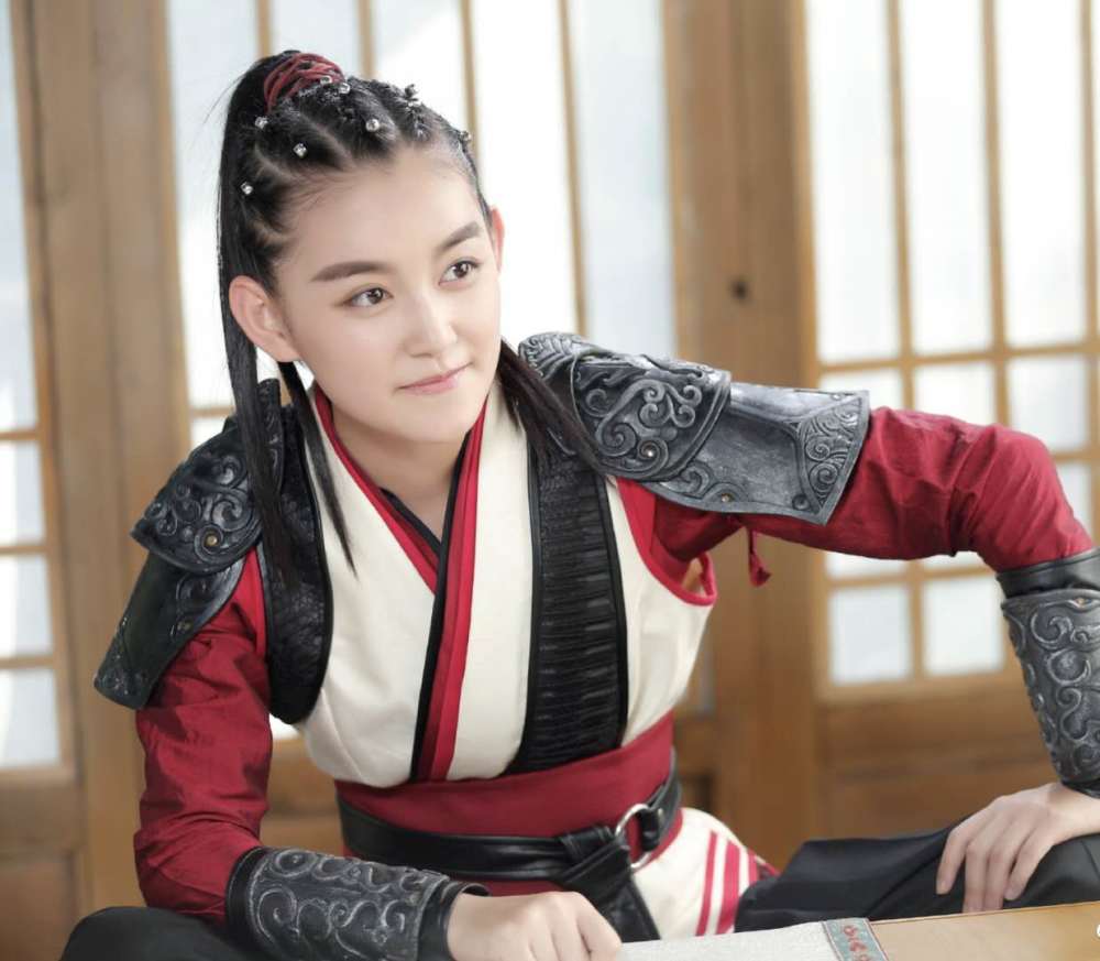 关晓彤|同样是“国民闺女”，蒋依依和关晓彤比差哪儿了？看两人新剧终于明白