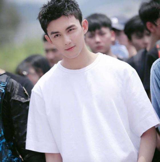 鹿晗|《穿越火线》后来居上，日播量破7000万，鹿晗算成功翻身吗？